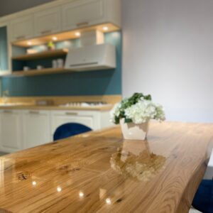 Masa din lemn cu picior de sticla