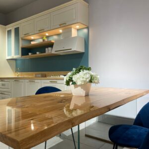 Masa din lemn cu picior de sticla