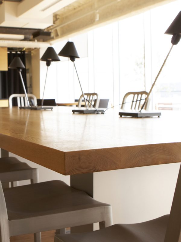 Mese din lemn masiv pentru pensiuni, restaurante si hoteluri